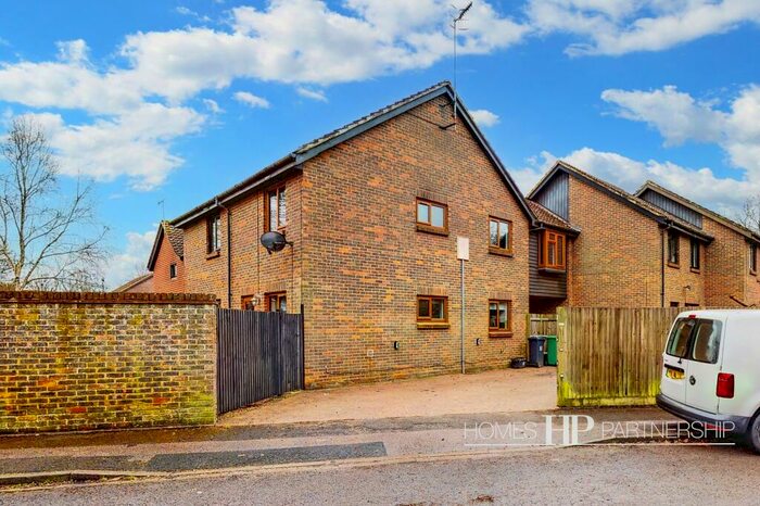 3 Bedroom End Of Terrace House To Rent In Firlands, Horley, RH6