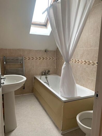 3 Bedroom Flat To Rent In Mill Gardens, - Mill Street, Luton, LU1