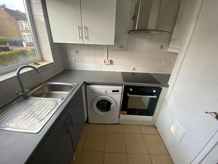 2 Bedroom Flat To Rent In Albany Road, Enfield, Middlesex, EN3
