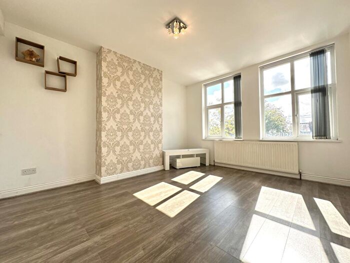 2 Bedroom Apartment To Rent In Stratford Road, Hall Green, B28