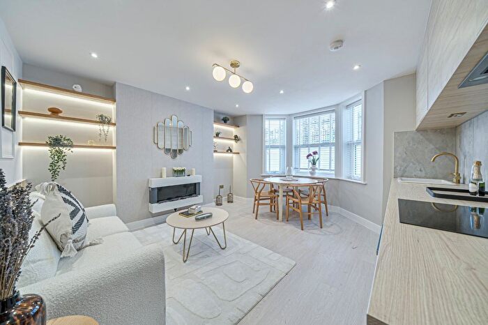 2 Bedroom Flat To Rent In Hetley Road, Hammersmith, London, W12