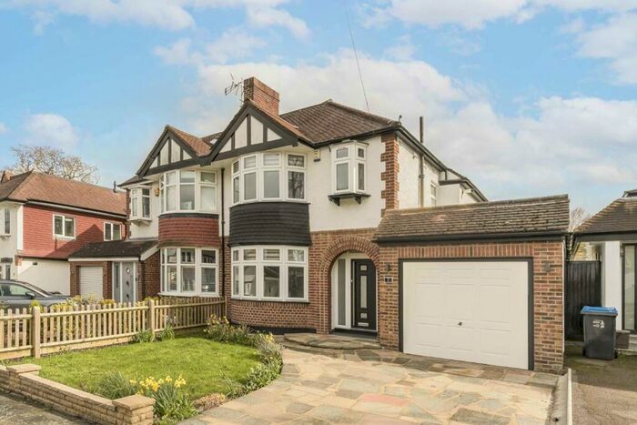 4 Bedroom House To Rent In Manor Close, Worcester Park, KT4