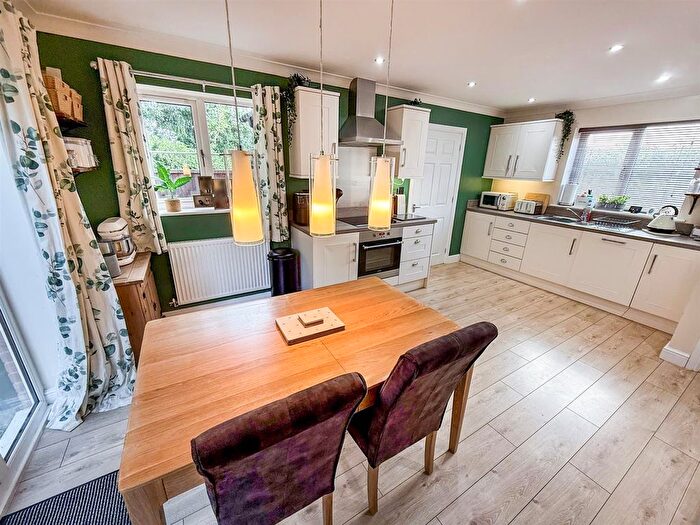 3 Bedroom Detached House For Sale In Middleton Road, Oswestry, SY11