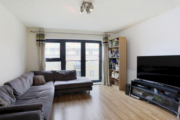 2 Bedroom Flat To Rent In Windsor Court, Mile End, London, E3