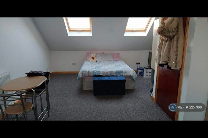 Studio To Rent In Grenoble Gardens, London, N13