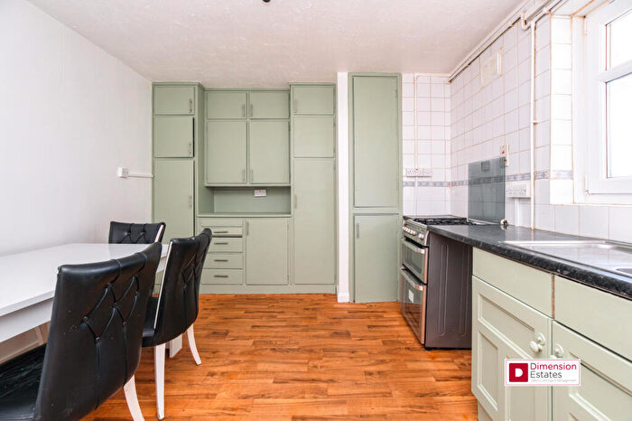 4 Bedroom Flat To Rent In Kyverdale Road, Stoke Newington, Hackney, London, N16