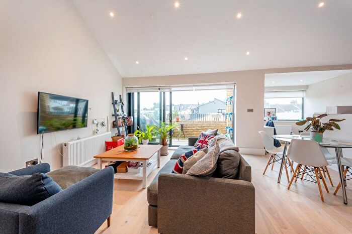 2 Bedroom Flat To Rent In Gayford Road, Shepherd's Bush, London, W12