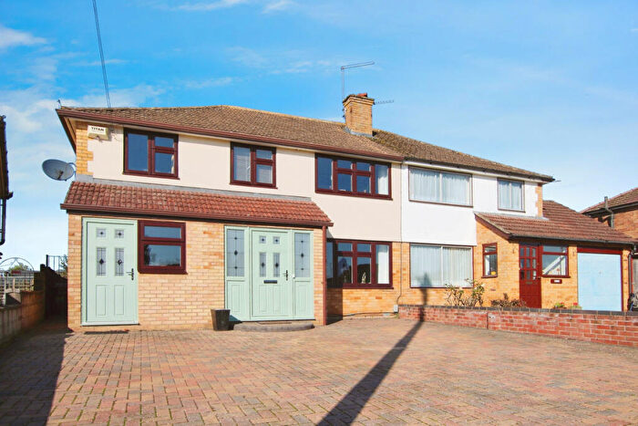 5 Bedroom Semi-Detached House For Sale In Benmead Road, Kidlington, OX5
