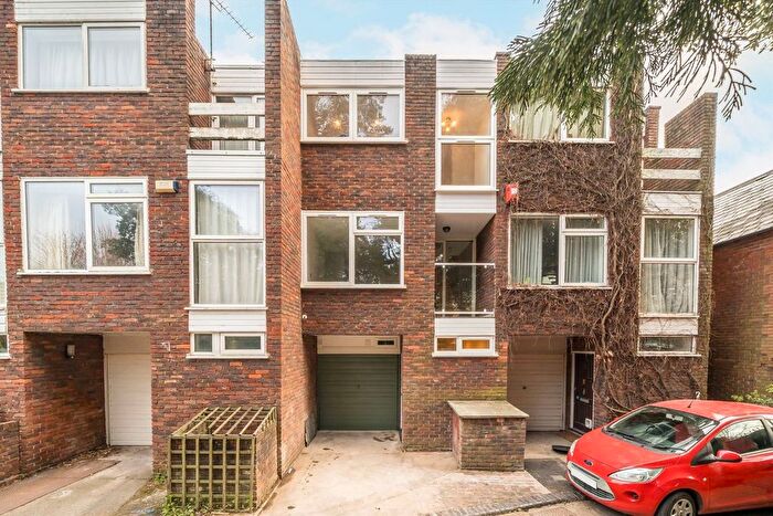 4 Bedroom Property To Rent In Levana Close, Wimbledon, SW19