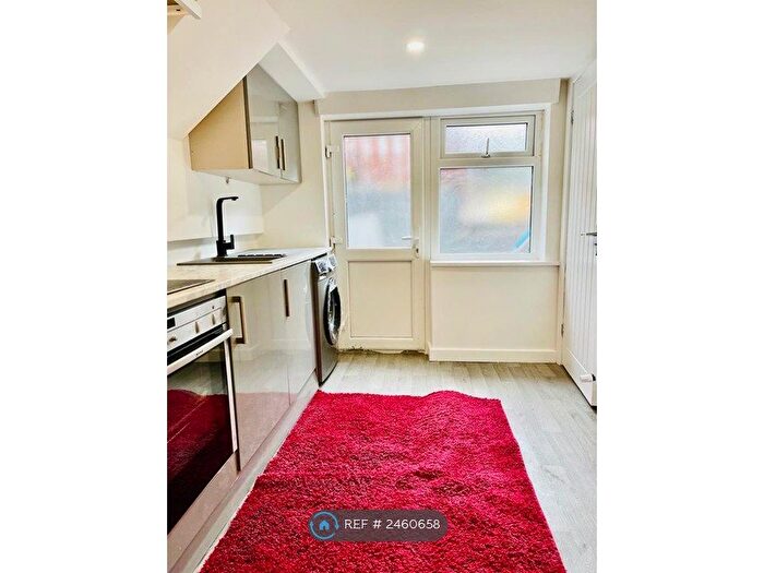 Studio To Rent In Cross Flatts Grove, Leeds, LS11