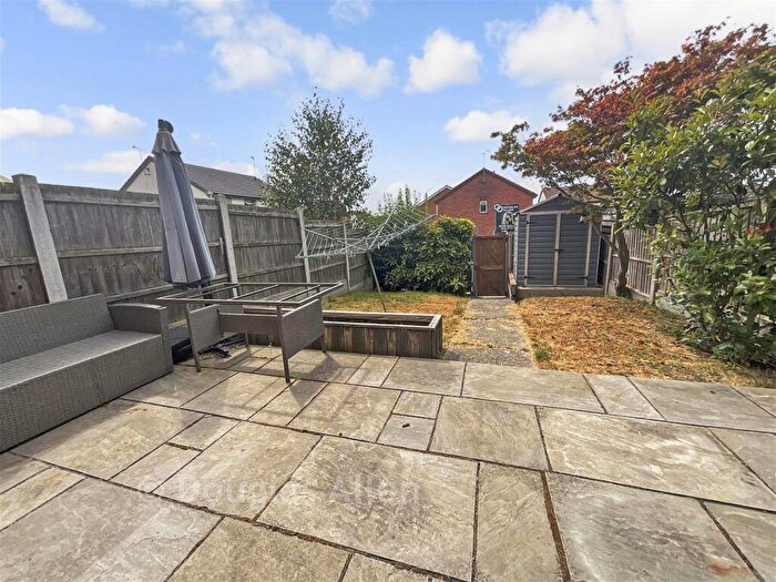 1 Bedroom Ground Maisonette For Sale In Horkesley Way, Wickford, Essex, SS12