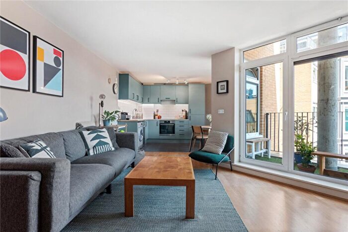 2 Bedroom Apartment For Sale In Martello Street, London, E8 - Photo 2
