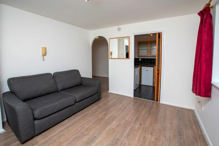 Studio To Rent In Westferry Road, London E14