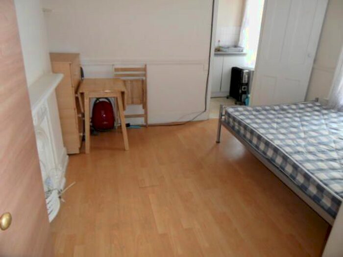 Studio To Rent In Green Lanes, Haringey, N4