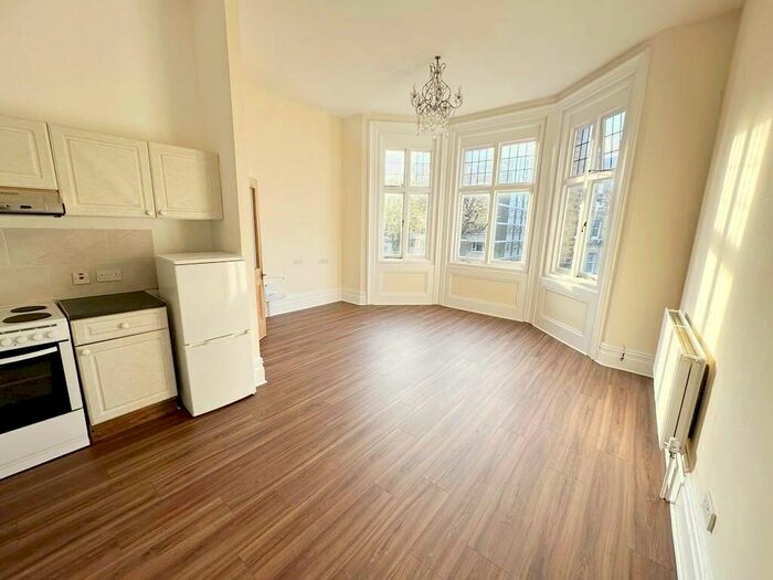 1 Bedroom Flat To Rent In The Drive, Hove, East Sussex, BN3