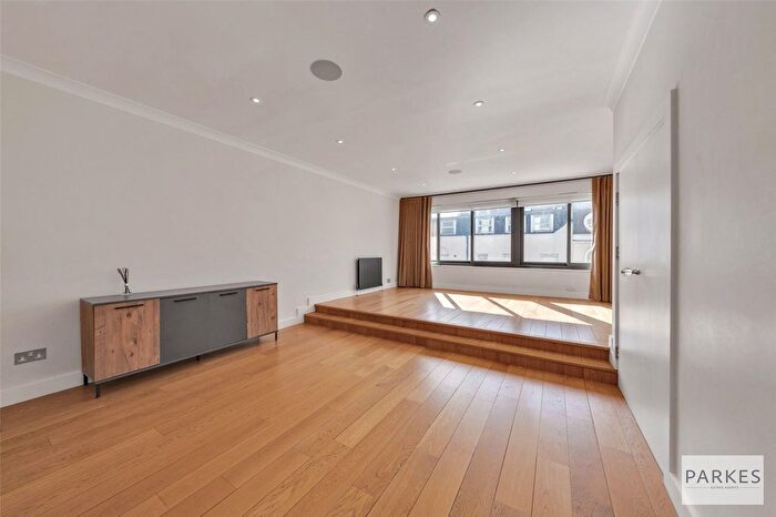 3 Bedroom Flat To Rent In Brompton Cottages, Hollywood Road, London, SW10