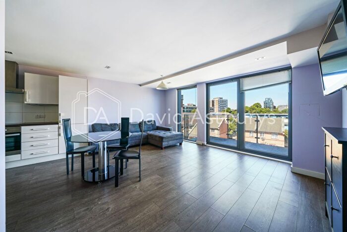 3 Bedroom Flat To Rent In Mintern Street, Hoxton Islington, London, N1