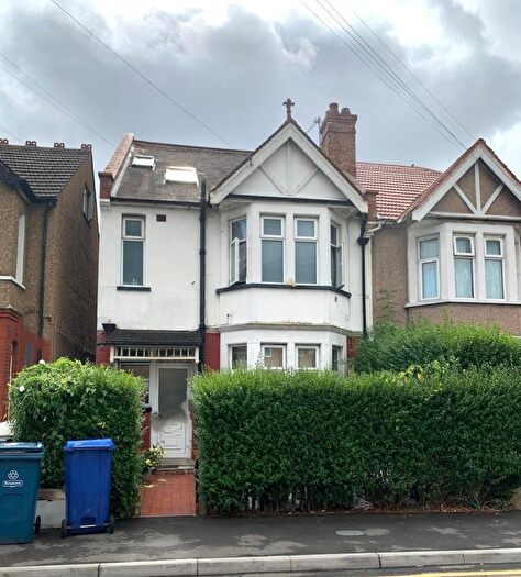 2 Bedroom Maisonette To Rent In Locket Road, Harrow, Wealdstone, HA3