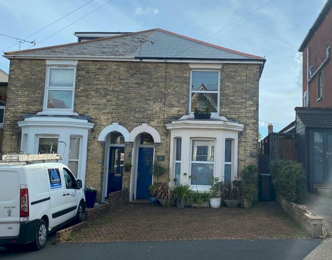 3 Bedroom Semi-Detached House To Rent In Mill Hill Road, Cowes, PO31