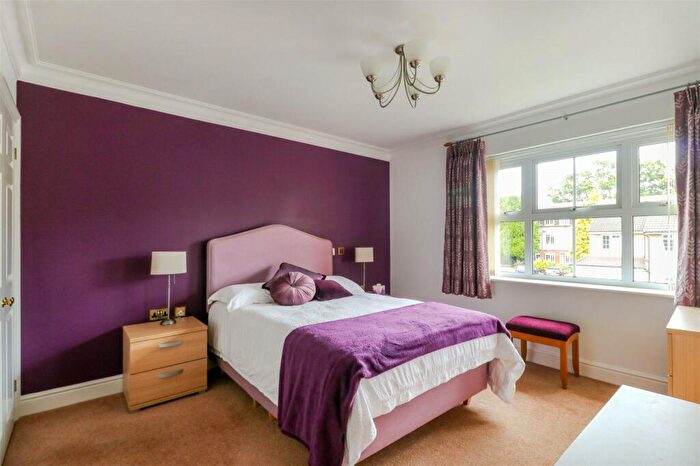 3 Bedroom Apartment For Sale In The Ridgeway, Enfield, Middlesex, EN2