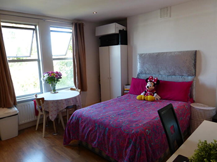 Studio To Rent In Finchley Road, London, NW11