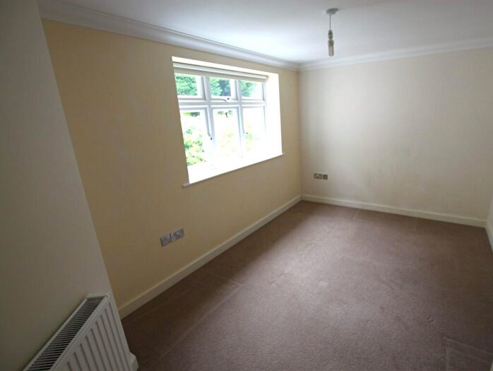 3 Bedroom Flat To Rent In Queens Park Avenue, BH8