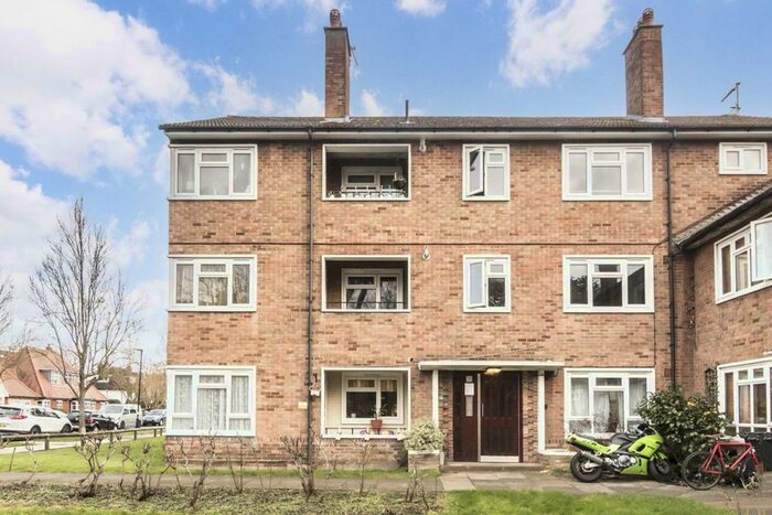 2 Bedroom Flat To Rent In Chesterfield Road, London W4