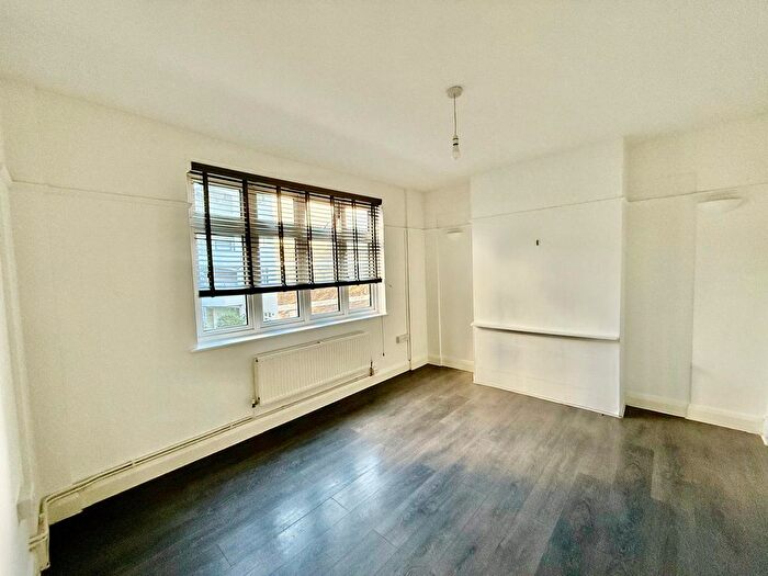 2 Bedroom Flat To Rent In Moira Court, London, SW17