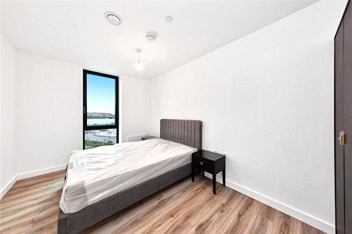 2 Bedroom Flat To Rent In Calibra Court, Kimpton Road, Luton, LU2