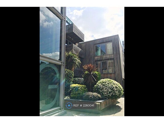 2 Bedroom Flat To Rent In Balham Grove, London, SW12