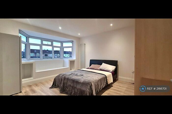 Studio To Rent In Hedge Lane, London, N13