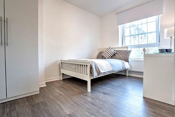 3 Bedroom Flat To Rent In Law Street, London, SE1
