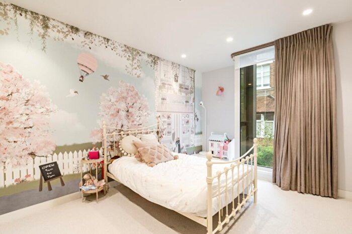 3 Bedroom Flat To Rent In Fitzjohns Avenue, Hampstead, London, NW3