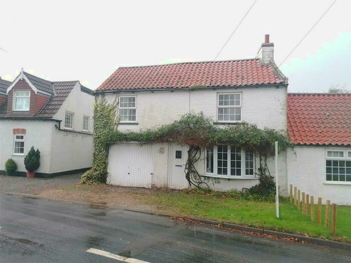 3 Bedroom Semi-Detached House For Sale In Aldbrough Road, Withernwick, Hull, HU11