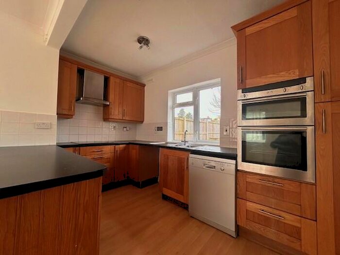 3 Bedroom House To Rent In Worcester Road, Guildford, GU2