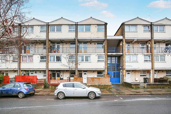3 Bedroom Maisonette For Sale In Tottenham Road, London, N1