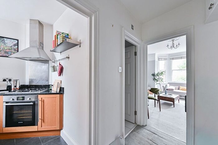 1 Bedroom Flat To Rent In Elmfield Road, Balham, London, SW17