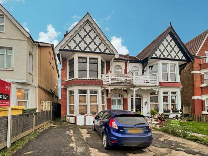 2 Bedroom Flat To Rent In Grosvenor Road, Westcliff On Sea, SS0