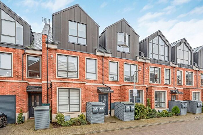 1 Bedroom Flat To Rent In Harlow Gardens, Kingston Upon Thames, KT1