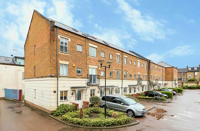 4 Bedroom Town House To Rent In Chapman Place, London, N4