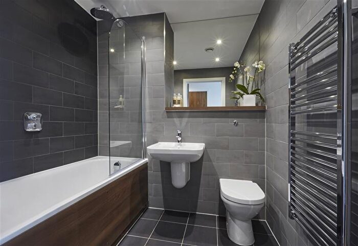 2 Bedroom Apartment To Rent In New Bridge Road Salford, M3