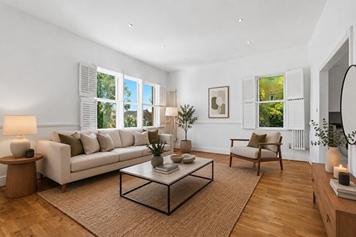 3 Bedroom Flat For Sale In Overhill Road, SE22
