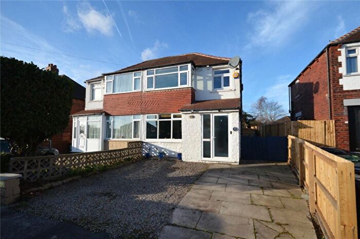 3 Bedroom Semi Detached House For Sale In Waincliffe Crescent, Beeston, Leeds, LS11