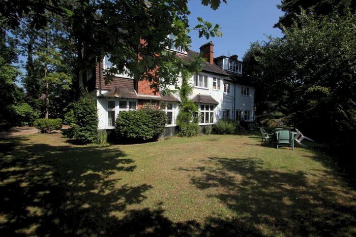 2 Bedroom Apartment To Rent In Woking, GU22