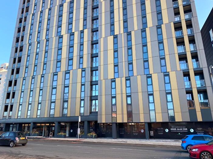 2 Bedroom Apartment To Rent In Hallmark Tower, Cheetham Hill Road, Manchester, M4