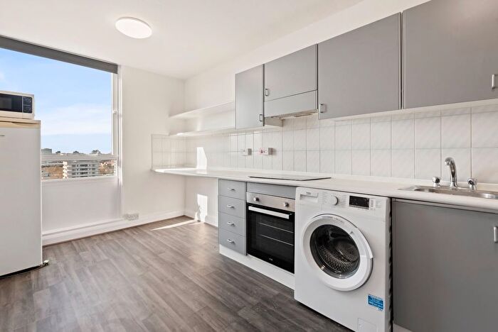 2 Bedroom Flat To Rent In Osprey Heights, Bramlands Close, SW11