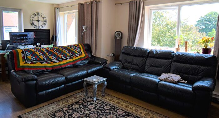 2 Bedroom Flat To Rent In Convent Way, Southall, UB2