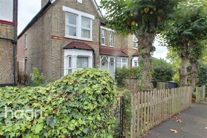 3 Bedroom Detached House To Rent In Avenue Road, N14