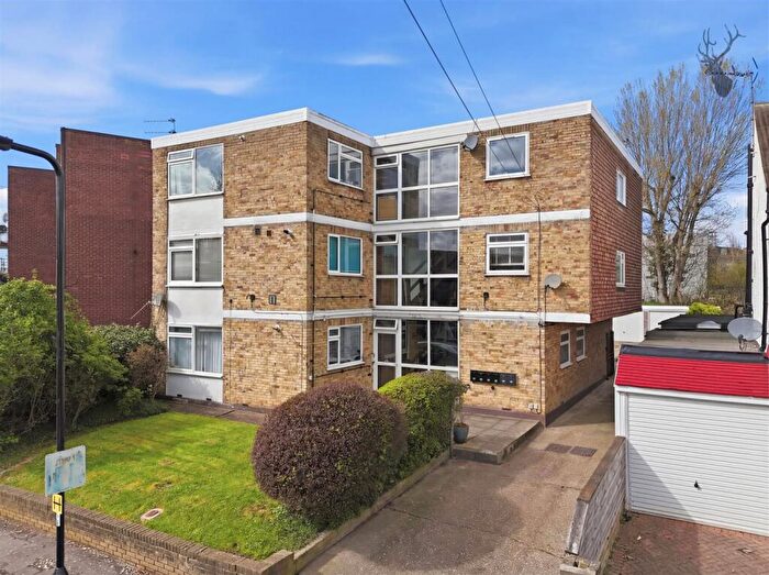 2 Bedroom Flat For Sale In Beresford Road, Chingford, E4
