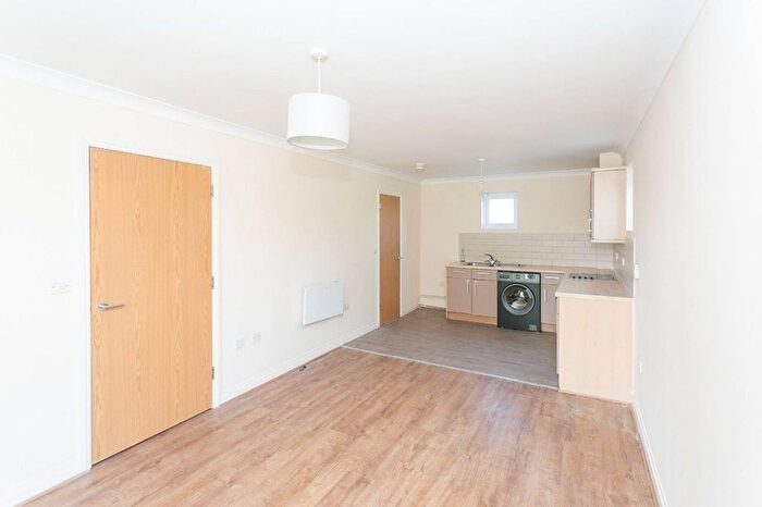 1 Bedroom Flat To Rent In King Georges Avenue, Watford, WD18
